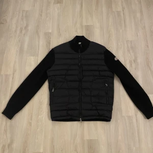 Moncler Cardigan - Säljer en moncler cardigan i storleken XXL men sitter som en XL/L. Fungerande NFC. Om det finns någon fråga så är det bara att höra av sig.