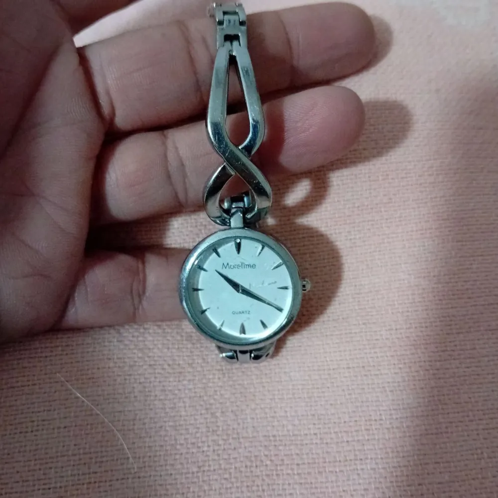 Moretime dam klocka som är i behov av batteri bytte . Asusteet.