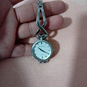 Moretime Dam klocka  - Moretime dam klocka som är i behov av batteri bytte 