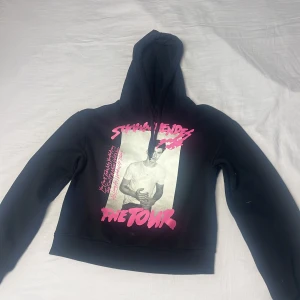 Hoodie - Säljer en hoodie med tryck. Mycket bra skick!