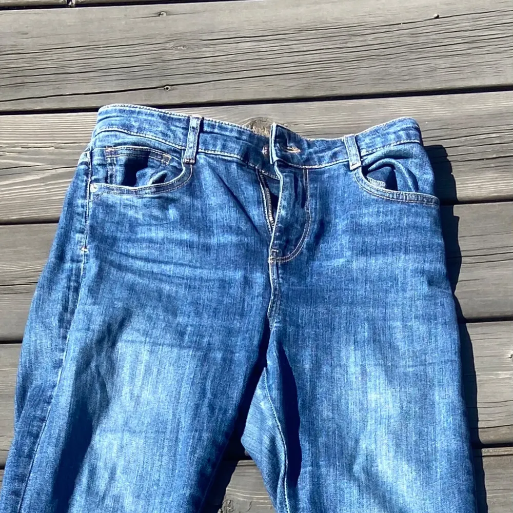 Ett par blå jeansbyxor från Zara i storlek 36. Byxorna har bootcut som är något slitna men inget man tänker på (se bild två). Säljer då de är lite långa på mig. Jeans & Byxor.