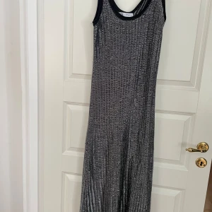 Klänning Zara - Snygg klänning med metallictråd från Zara. Storlek S. Säljes då den tyvärr är lite liten för mig. 