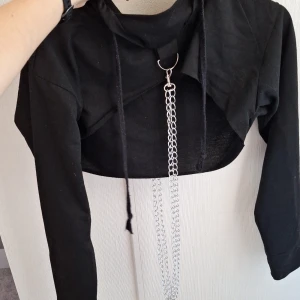 Croppad hoodie - Croppad hoodie med kedjor