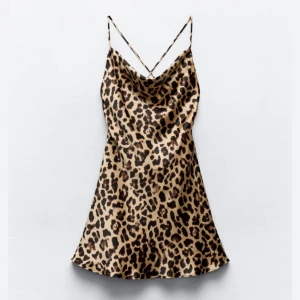 Ny Zara leopard klänning  - Köpte idag men var för kort så nu säljer jag den . Prislappen är fortfarande på