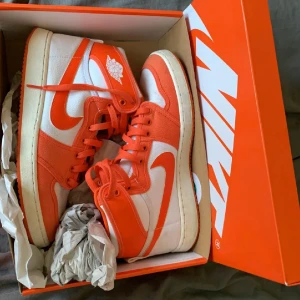 Air Jordan knock out - Ass bra skick nästan som nya, du får med två parskosnören, kartongen medföljer. Köpte på Nikes hemsida, skulle säga att dom passar 43-44. Priset kan diskuteras