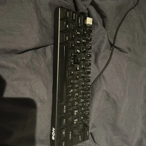 Gaming tagentbord - Bra gaming tagentbord. För att byta färg tryck FN + K stänga av färgen på tagentborded FN + I.