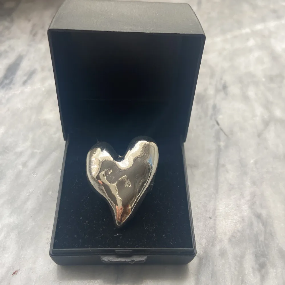 Säljer min trendiga silverring i strl S. Säljs för 200kr - pris kan diskuteras❣️ . Accessoarer.