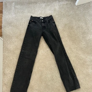 Svarta jeans - Svarta jeans från gina (perfect jeans) stl 32