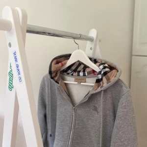 Burberry Zip - Tja! Säljer en Burberry zip hoodie i storlek M | Skick 9/10