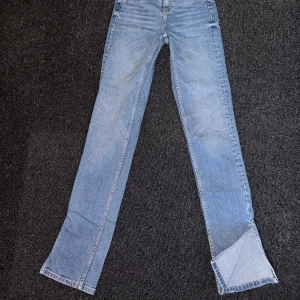 Ljusa jeans från Zara - Ljusa jeans från Zara, storlek 32. Knappt använda.  Pris kan diskuteras vid snabb affär,