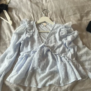 Topp från Gina 💕 - Jätte söt topp från Gina  från barn avdelningen men passar xs-s !! Aldrig använd eftersom den inte är min still och har fortfarande prislappen kvar ! 