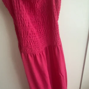 Rosa klänning  - Fin sommar klänning, har användts en gång, inget fel på klänningen 
