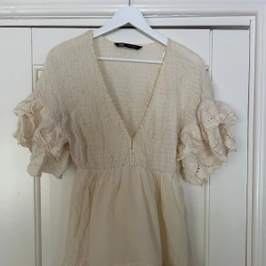 Klänning  - Beige/vit klänning från zara i stl S🩷