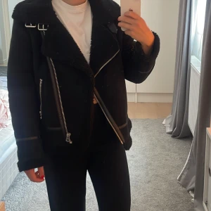 Svart mockajacka med teddy foder  - Jackan är i fint skick. 