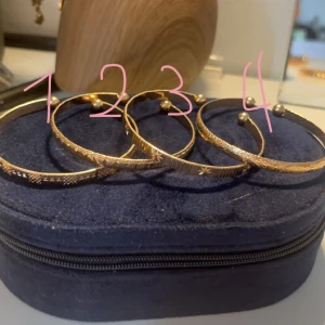 Armband - Jätte fina armband som jag inte användt på jätte länge då jag säljer dom💛🌟Om ni är intresserade så kontakta mig och skriv vilket nummer ni önskar❤️ 1st = 15kr Alla = 105kr