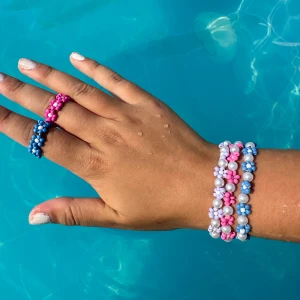 Armband - Somriga armband och ringar som kan göras i alla färger🩷🩷 Armband: 30kr & Ring: 15kr  10% av kostnaderna för smyckena går till Cancerfonden💙  Kolla gärna in mina andra annonser för fler smycken. Gör även halsband och fotlänkar vid önskemål🤗🌺🐬🌴🩷