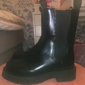 Höga boots ifrån hm som ej är andvända 