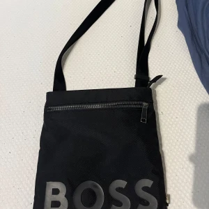 Hugo boss väska - Sonen köpte den ny för 1000 kr men har inte kommit användning  som önskat, väskan är i ny skick 