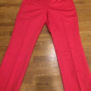 Fina kostymbyxor - Jättefina röda byxor från märket Stockholm 