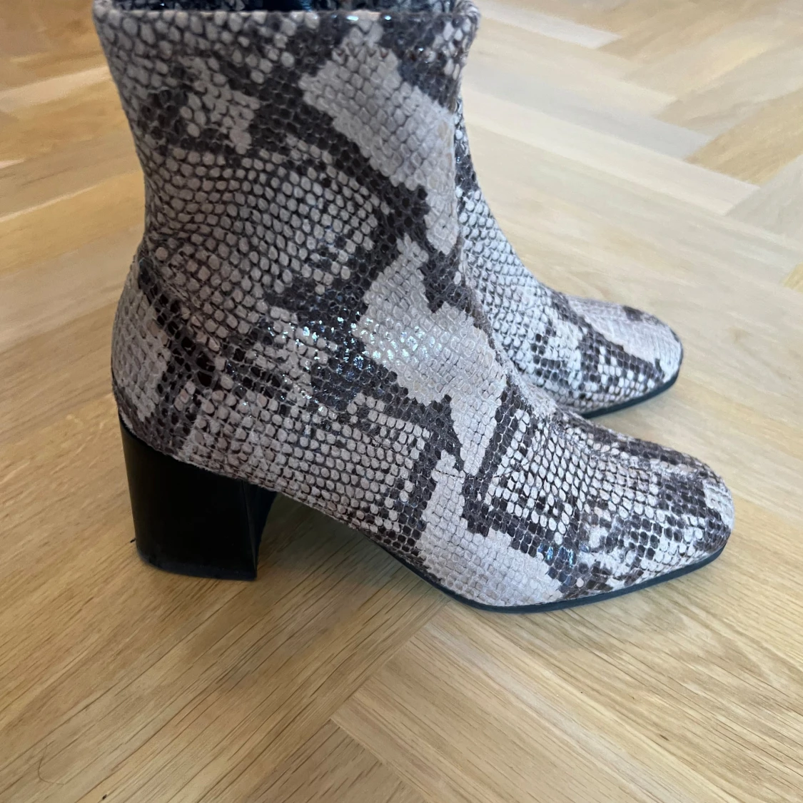 Boots i ormskinnsmönster från Tamaris