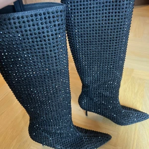 Glitterstövlar från ZARA - Otroliga glitterstövlar med taxklack och cowboy-inspirerad modell från ZARA. Prydda av massa nitar som ger dem den glittriga looken. Älskar dem, men de får inte plats i min flytt och får därför flytta vidare💁‍♀️