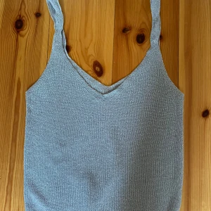 Topp - Snyggt festlinne i mycket bra skick, endast använd en gång 