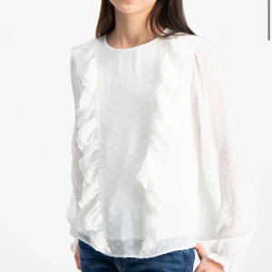 Vit blus - Supersöt vit blus från Gina tricot. Storlek 158/164 men passar jättebra på mig som brukar ha S! Bra skick och inte särskilt använd💕