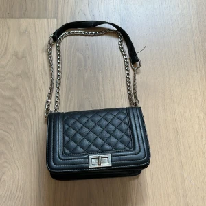 Svart handväska med justerbara band - Säljer en svart fin väska änvänd men i gott skick, köptes från glitter