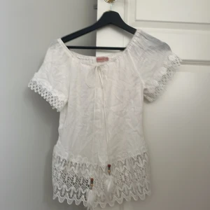 Vit Tshirt  - Vit spets Tshirt inga fläckar eller något liknande storlek S 