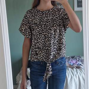 Säljer denna trendiga snygga t-shirten i leopard mönster. Tröjan är i stl 146-152 och jag har stl S och kan fortfarande ha den så modellen är ganska stor❤️ Jag säljer även jeansen kolla in mitt konto så hittar ni de också💕