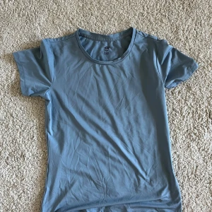 Tränings t shirt  - Tränings t shirt i fin blå färg, nästan aldrig använd💕