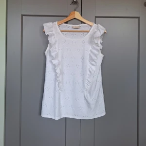 Vit spetstopp, topp anglaise, volangtopp, spetsblus strl S  - Vit spetstopp, topp anglaise, volangtopp, spetsblus strl S. Missa inte mina andra annonser ❤️🥰