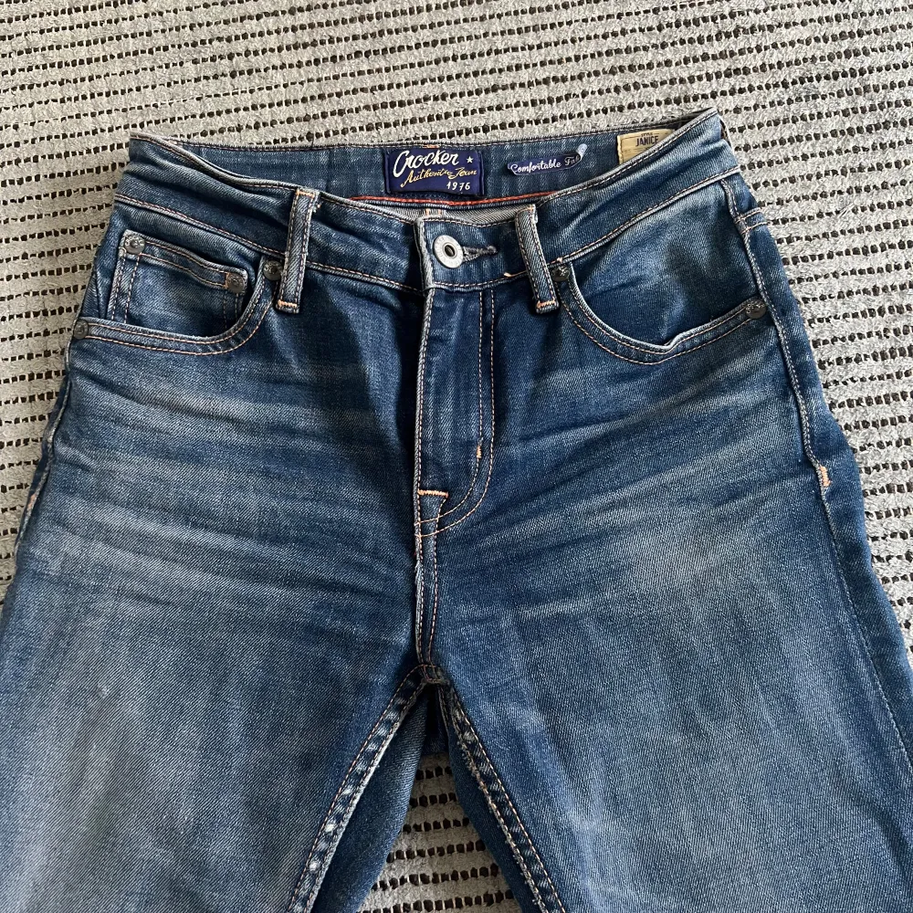 Ett par jättesnygga utsvängda, lågmidjade jeans från Crocker, i en modell som inte längre finns. Byxorna är i nyskick förutom en liten slitning i en söm (se bild 5) Utöver det är byxorna superfina och sitter som en smäck🥰 Storlek: W25 L32. Jeans & Byxor.