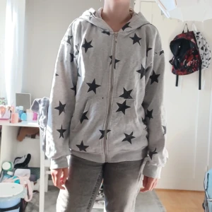 Stjärn tröja  - 158-164. Upp hämta eller skicka med post beror på vart ni bor.