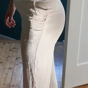 Silkes byxor - Säljer ett par beige byxor från bikbok, jättebrkväma och fina! Är 166 och de går ner till mina fötter. Är lite förstörda på låret (synd inte så mycket) köptr för 400 säljer för 200. Pris kan diskuteras 