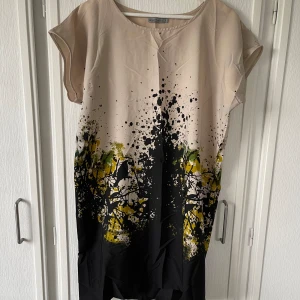 Klänning  - En klänning som jag aldrig har använt. Har fått den så vet inte hur använd den är. I mycket bra skick. Inte stretchig. Jag har aldrig använt den då den inte är i min stil. 