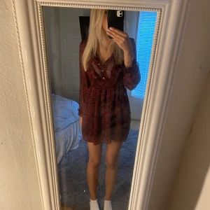 Klänning  - Säljer min jätte söta klänning från zara. Använd två gånger. Pris kan diskuteras vid snabb affär