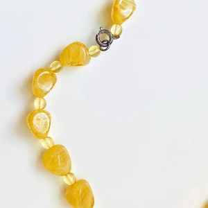 Gult halsband  - Vackert halsband med gula pärlor  Tror glas 