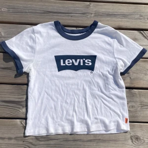 Levis- baby tee vit - Super snygg minitröja ifrån levis. Sitter så bra på kroppen men kommer tyvärr inte till användning. Storlek xs/s❣️