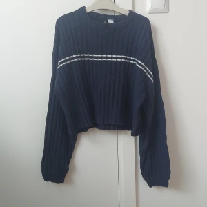 Blå tröja - Det har en typ oversized fit och är jätte snygg och varmt! Bra att använda på vintern, och i bra skick. 