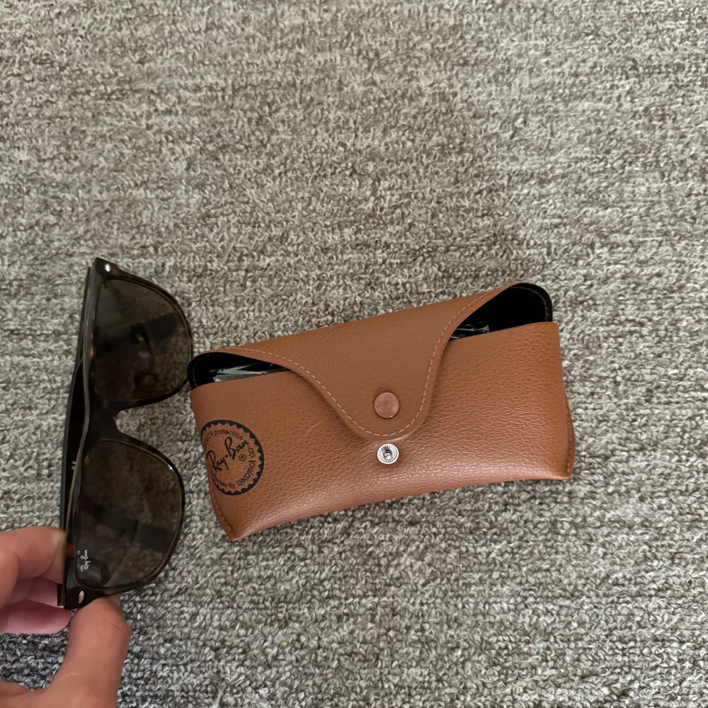 Helt nya Ray-Ban boyfriends som är i 10/10 Skick  -Köpte nya för 1400  - kan diskutera pris de bara ge förslag.. Accessoarer.