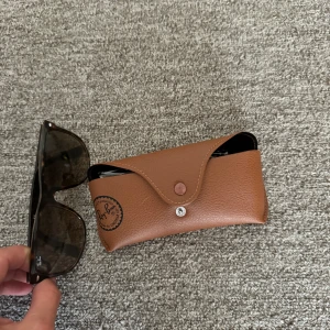 Ray-Ban boyfriend  - Helt nya Ray-Ban boyfriends som är i 10/10 Skick  -Köpte nya för 1400  - kan diskutera pris de bara ge förslag.