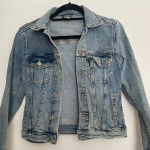 Jeans jacka  - Säljer min Jeans jacka! Använt ett fåtal gånger💗