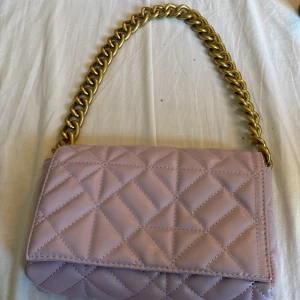 Ljuslila väska  - Säljer nu en lila väska som inte är använd en enda gång, pris kan diskuteras men iaf ca 100kr