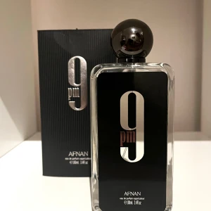 Afnan 9pm Parfym - Afnan 9pm är en söt vanilj doft med noter av äpple och kanel. Den är perfekt för alla tillfällen men speciellt bra när du vill lukta extra gott. Den är även inspirera av Jean Paul Gaultiers Ultra Male. Hör gärna av dig om du har någon fråga eller bud
