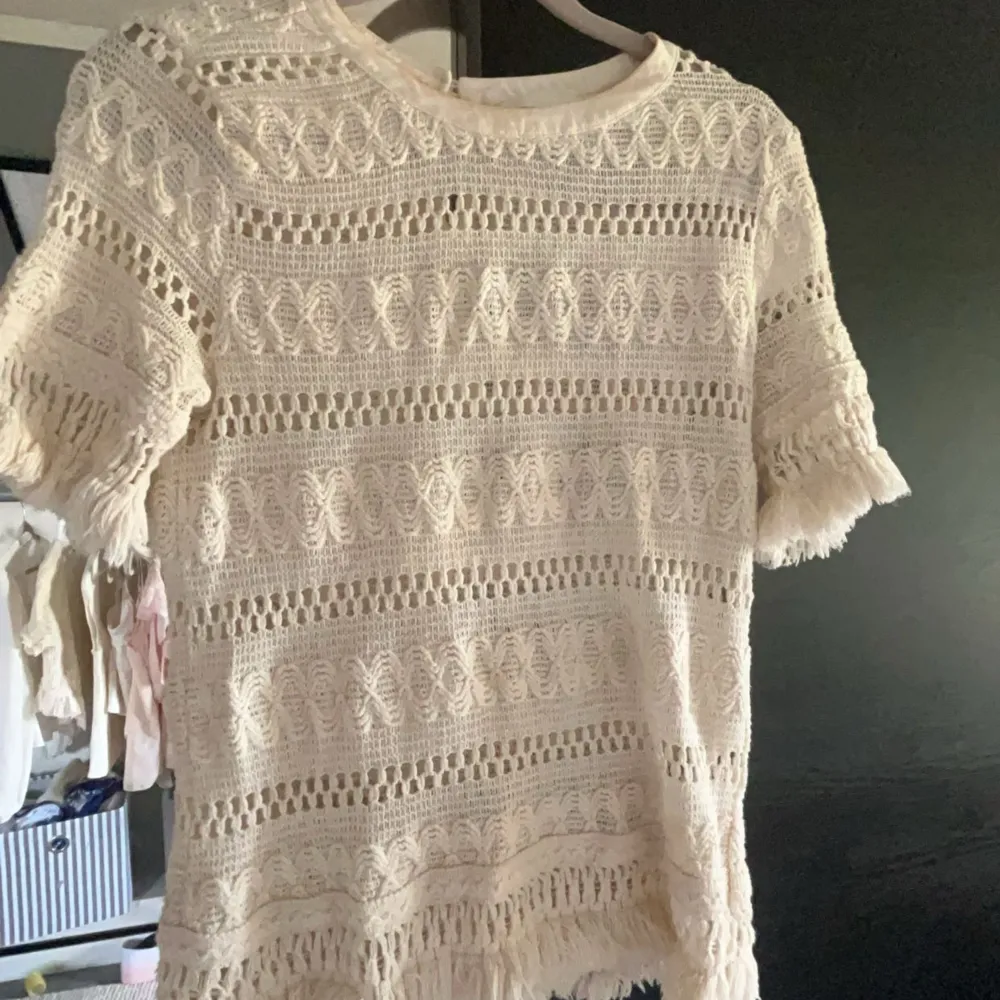 Säljer denna jättefina tröja från h&m pga att den inte passar mig riktigt vid bysten.💗 inga defekter osv! skriv för fler frågor eller bilder!. T-paidat.