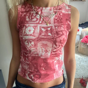 Rosa/röd topp - supercool rosa topp med snyggt mönster och passform💓