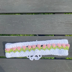 Pannband/hårband med tulpaner 🌷  - Handvirkat pannband (av mig) med tulpaner 🌷. Gjort av bomullsgarn.