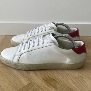 Saint Lauren skor  - Tjena! Säljer nu ett par riktigt fräscha ysl dojor!! Riktigt bra skick nästan som nya!! Finns tyvärr ingen og som medföljer! Det är bara höra av er vid minst lilla fråga!!🙌🏼