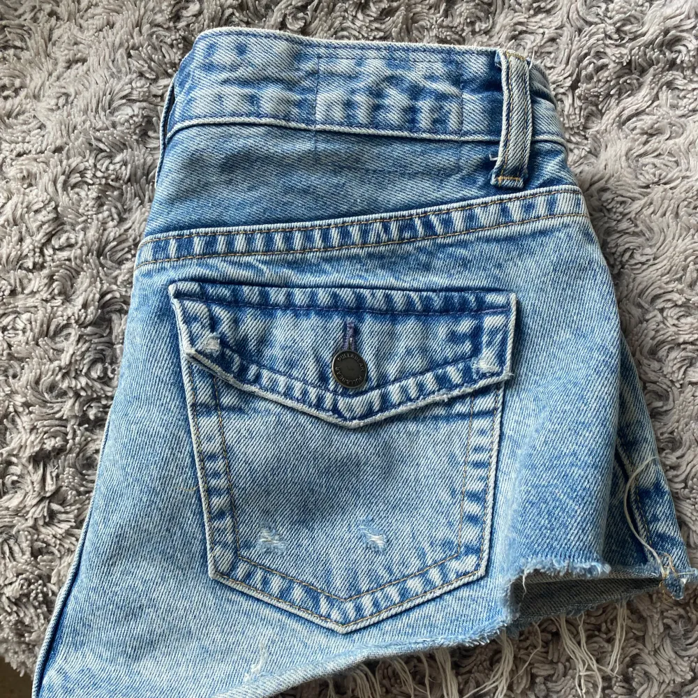 Säljer dessa superfina pull & bear shorts då de är för små för mig ❤️  Skriv vid frågor, om du vill köpa använd gärna köp snabbt 💋. Shorts.